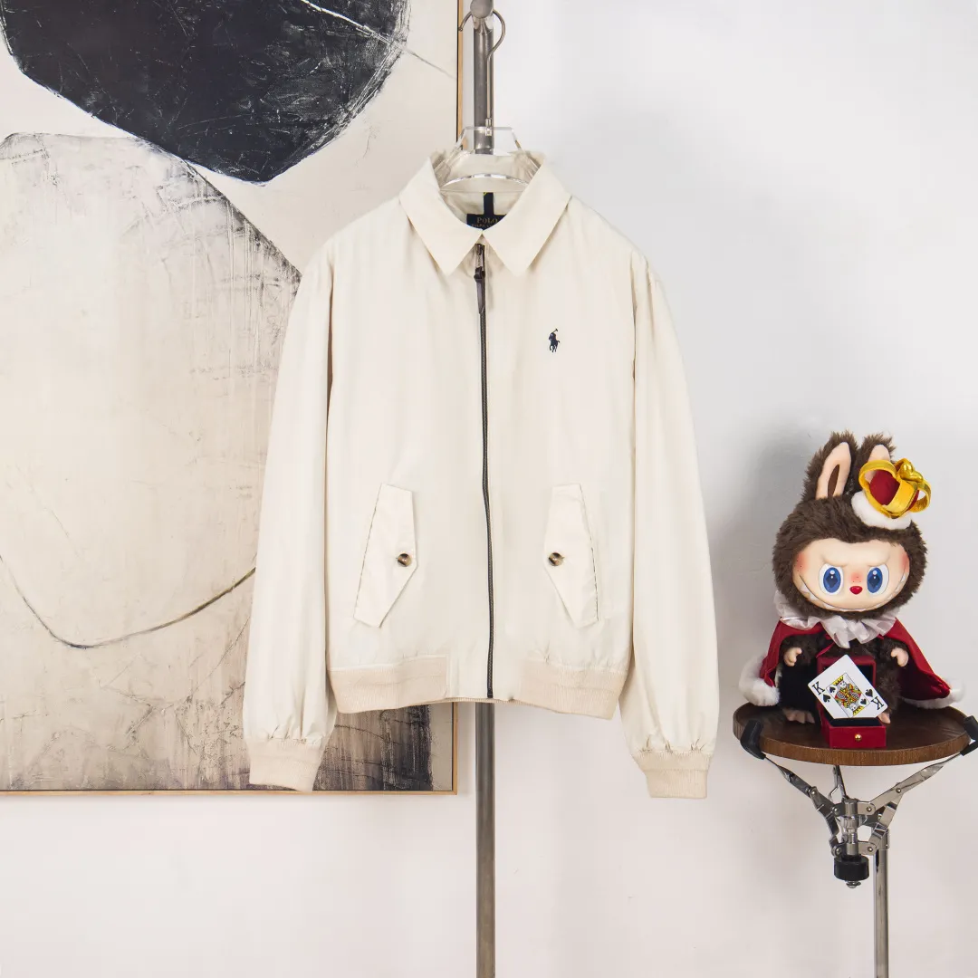 P360 zp version [exclusive supply] - Ralph Lauren/Ralph Lauren SS25 new double-layer windproof and water-repellent classic old cadre style light casual jacket - double-layer design, same color inside and outside S237 high-density micro-water-repellent craft fabric (100% T) ✅ | - Custom-woven double-layer rabbit velvet stitched thread, non-market misprinted mercerized cotton ✅ - Customized two-color webbing strip on the back collar, with zipper side pockets inside ✅ - POLO brand zipper, genuine leather zipper piece, dark and light two-color buttons ✅ - RL25SS new jacket fabric is made of lightweight polyester fiber, windproof and waterproof, more lightweight, suitable for travel or daily outdoor sports, simple line design and wide and neat tailoring, unisex style for both men and women, good for commuting, classic and durable, Color: Black, Gray White, Light Card Size: S M L XL Number: WW10740